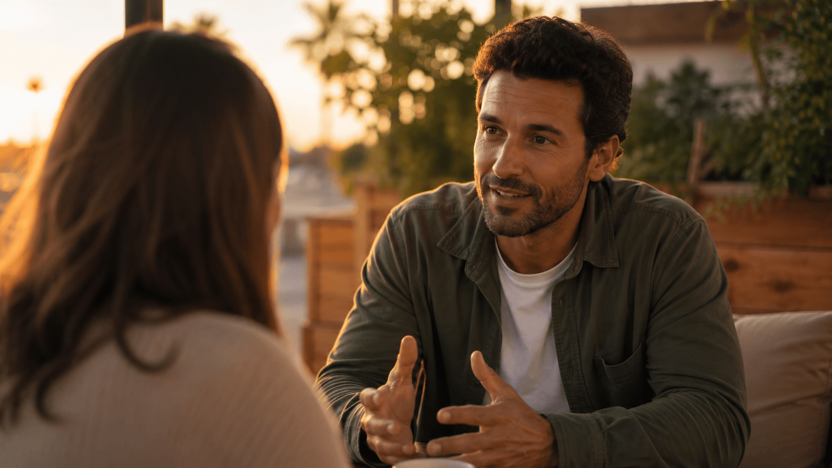 Persona compartiendo su historia de transformación personal en una conversación cercana